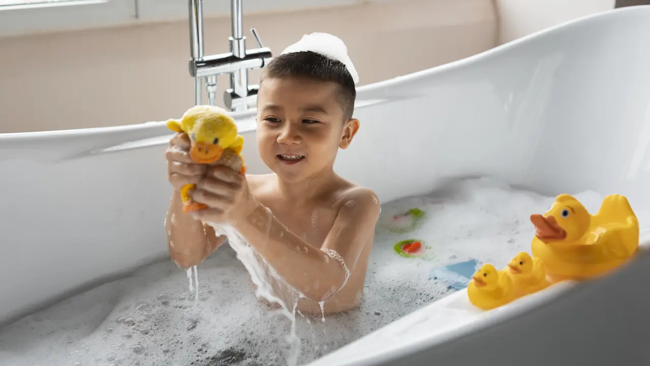 anak mandi