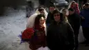 Sejumlah pasangan pengantin baru seusai mengikuti upacara pernikahan massal yang merupakan bagian dari Festival Es dan Salju Harbin di provinsi Heilongjiang, China, Rabu (6/1/2016). ( REUTERS/ Aly Song)