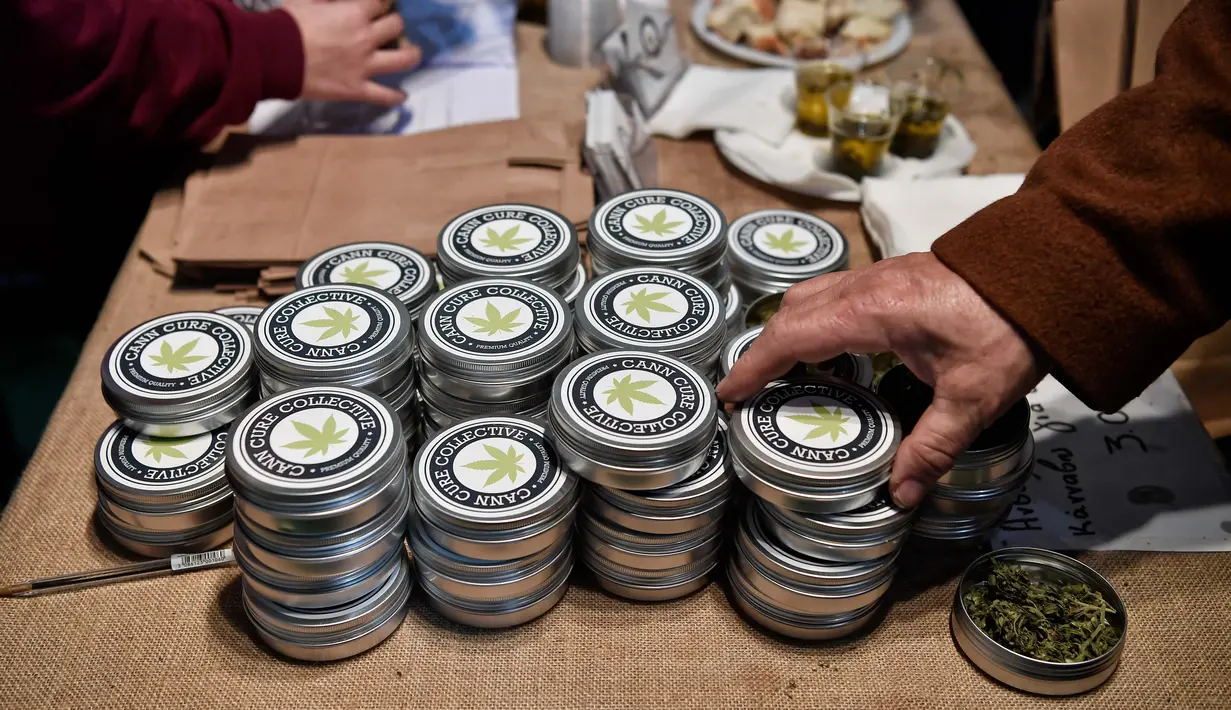 Pengunjung melihat produk ganja di International Cannabis Expo pertama yang berlangsung di Athena, Yunani, Minggu (14/1). Parlemen Yunani diharapkan menyetujui penggunaan ganja dalam dunia medis pada beberapa pekan mendatang. (AFP PHOTO/LOUISA GOULIAMAKI)