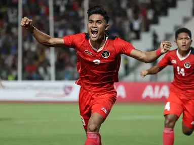 Selebrasi striker Timnas Indonesia U-22, Ramadhan Sananta setelah mencetak gol pertama ke gawang Thailand pada laga final cabor sepak bola SEA Games 2023 di National Olympic Stadium, Phnom Penh, Kamboja, Selasa (16/5/2023). (Bola.com/Abdul Aziz)