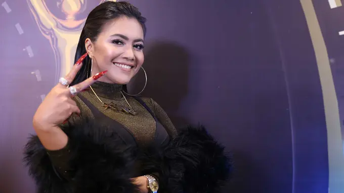 [Bintang] 5 Perjalanan Karier Denada, dari Rap hingga Tuai Kontroversi