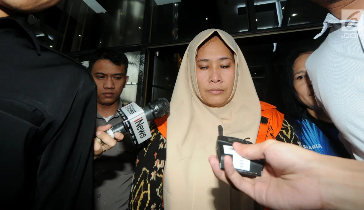 Mirawati Basri, orang kepercayaan I Nyoman Dhamantra memakai rompi tahanan usai menjalani pemeriksaan di Gedung KPK, Jakarta, Jumat (9/8/2019). Mirawati Basri ditahan bersama 5 tersangka terkait suap izin impor bawang putih dari Kementerian Pertanian dan SPI dari Kemendag. (merdeka.com/Dwi Narwoko)