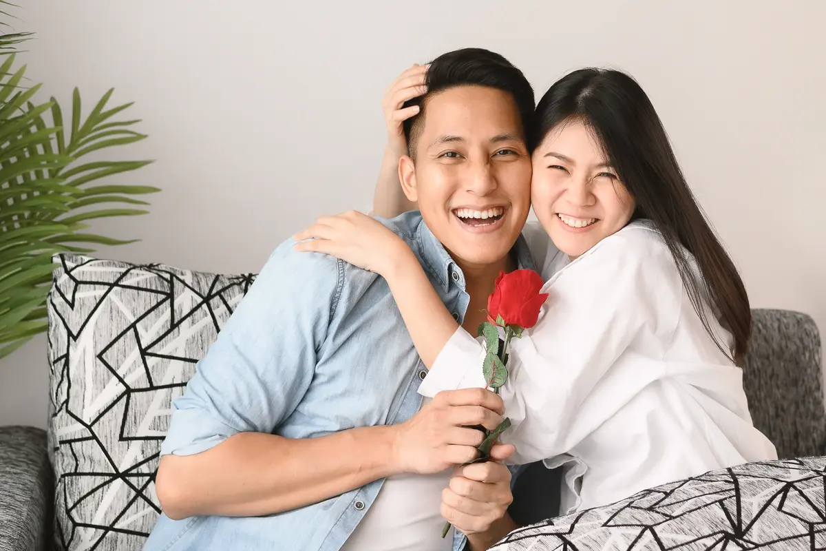 perempuan dan pasangan saling perhatian