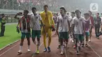 Pemain Timnas Indonesia U-19 mengitari lapangan menyapa suporter usai laga terakhir penyisihan grup A Piala AFF U-19 2022 melawan Myanmar U-19 di Stadion Patriot Candrabhaga, Bekasi, Jawa Barat, Minggu (10/7/2022). Timnas Indonesia U-19 gagal melaju ke semifinal meski berhasil menundukkan Myanmar U-19 dengan skor 5-1. (Liputan6.com/Helmi Fithriansyah)