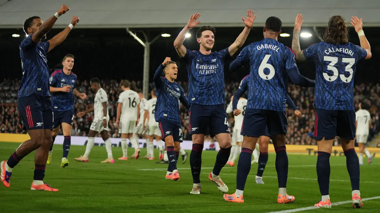 Skuad Arsenal merayakan gol Leandro Trossard ke gawang Fulham di pekan ke delapan Premier League 2025/2026 di Craven Cottage, Sabtu (18/10/2025). (AP Photo/Kin Cheung)