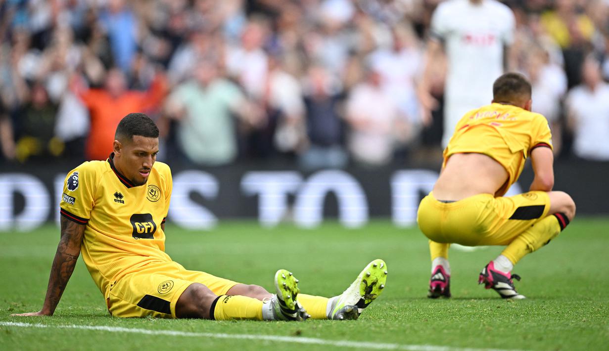 Reaksi kecewa dua pemain Sheffield United setelah dikalahkan Tottenham Hotspur pada laga pekan kelima Premier League 2023/2024 di Tottenham Hotspur Stadium, London, Sabtu (16/9/2023) malam WIB. (AFP/Justin Tallis)