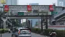 Sejumlah kendaraan melintas di sisi papan reklame di sekitar Jalan HR Rasuna Said, Jakarta, Sabtu (20/12). Ada 60 titik lokasi penyegelan reklame di Jakarta yang akan dilakukan oleh Satpol PP DKI. (Liputan6.com/Helmi Fithriansyah)
