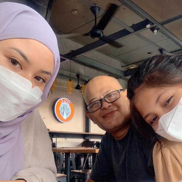 6 Potret Kenangan Basmalah Gralind 'Habibie & Ainun 3' dan Ayah, Wafat saat Ramadhan