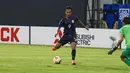 Sieng Chantea. Striker Timnas Kamboja berusia 19 tahun yang memperkuat Boeung Ket ini tampil dalam 4 laga di Piala AFF 2020. Satu gol berhasil disumbangkan pemain yang cukup aktif saat berlaga. Ia bahkan tak segan terus berlari untuk membantu sektor pertahanan. (affsuzukicup.com)