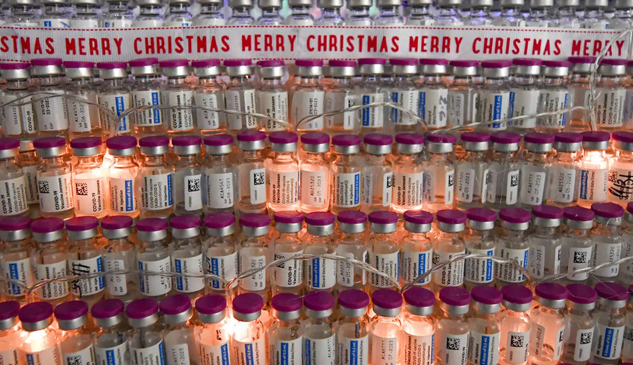 LED bersinar dalam pohon Natal yang terbuat dari botol vaksin kosong di pusat vaksinasi di Bucharest, Rumania, 6 Desember 2021. Salah satu pusat vaksinasi COVID-19 terbesar di Bucharest membangun pohon Natal setinggi tiga meter dari 19 ribu botol vaksin COVID-19 kosong. (AP Photo/Andreea Alexandru)