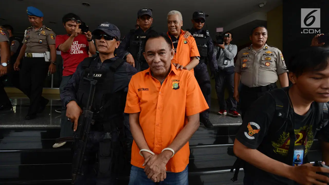 FOTO: 6 Tersangka Pengaturan Skor Diserahkan ke Kejagung