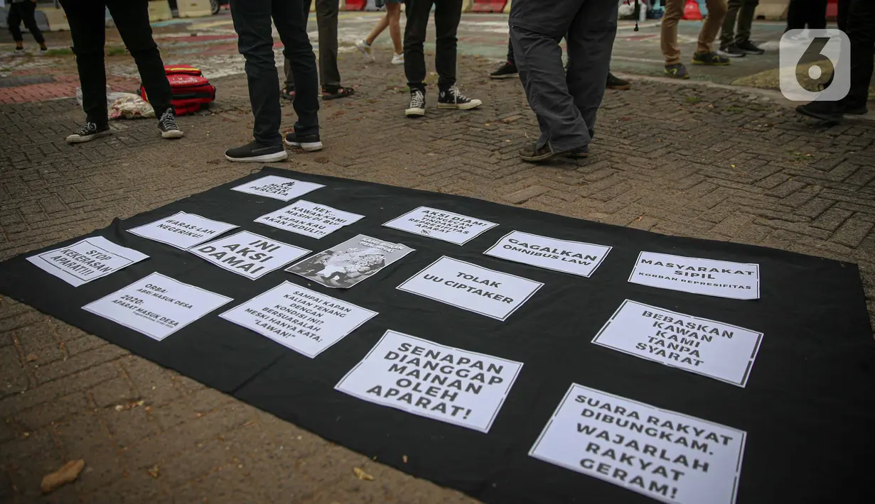 Massa yang tergabung dalam Aliansi Menolak Lupa menggelar aksi damai di kawasan Tugu Proklamasi, Jakarta, Kamis (15/10/2020). Dalam aksinya, mereka mengecam represifitas aparat kepolisian terhadap massa aksi, medis, jurnalis, dan masyarakat sipil lainnya. (Liputan6.com/Faizal Fanani)