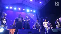 Komika Arie Kriting (kaos putih) bersama Orkes Pensil Alis saat menghibur penonton selama acara Jakarta International Comedy Festival (JICOMFEST) 2019 di panggung J-Trust di JIExpo, Kemayoran, Jakarta, Sabtu (3/8/2019). (Kapanlagi.com/Daniel Kampua)