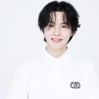 Suga BTS jadi brand ambassador Valentino. [@agustd]