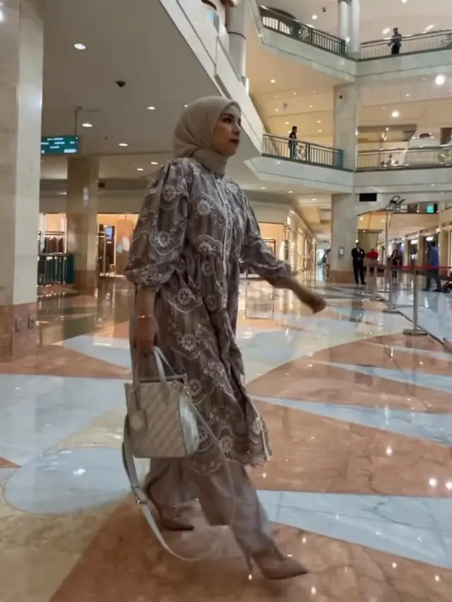 6 Potret Tas Member Geng Cendol saat Ngopi Mewah, Olla Ramlan Bawa Hermes Rp2 Miliar hingga Tya Ariestya Pakai Brand Lokal