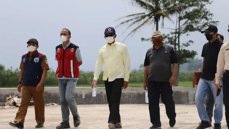 Wabup Garut Helmi Budiman saat melakukan pengecekan progres finalisasi pembangunan revitalisasi kawasan wisata Situ Bagendit, Garut, Jawa Barat.