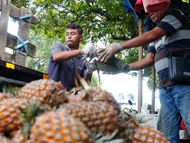 Pedagang menata buah nanas yang akan dijual di kawasan Ciledug, Kota Tangerang, Kamis (6/4/2023). (Liputan6.com/Angga Yuniar)