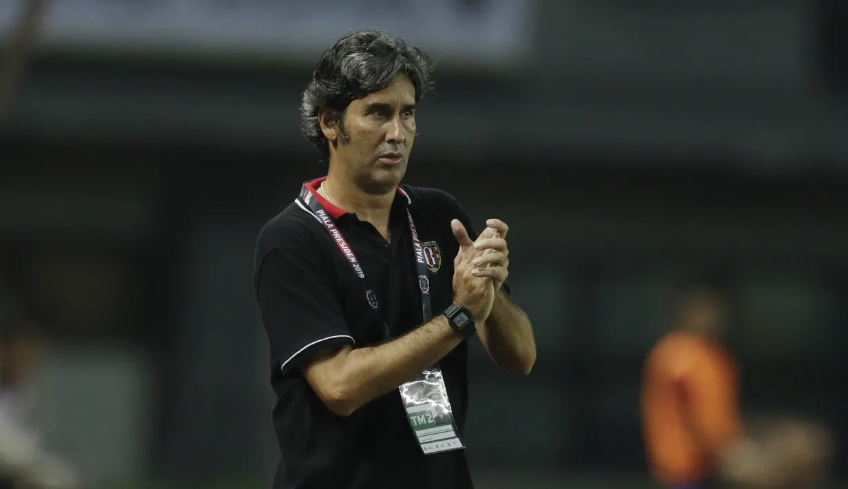 Pelatih Bali United, Stefano Cugurra Teco, saat melawan Semen Padang pada laga Piala Presiden 2019 di Stadion Patriot, Jawa Barat, Senin (11/3). Bali United menang 2-1 atas Semen Padang. (Bola.com/M Iqbal Ichsan)