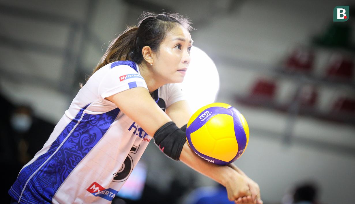 Berllian Marsheilla adalah libero tangguh milik Jakarta Pertamina Fastron di PLN Mobile Proliga 2022. Istri dari pevoli Jakarta BNI 46, Dimas Saputra tersebut memiliki pengikut sebanya 451 ribu di Instagram pribadinya @berllian_5. (Bola.com/Bagaskara Lazuardi)