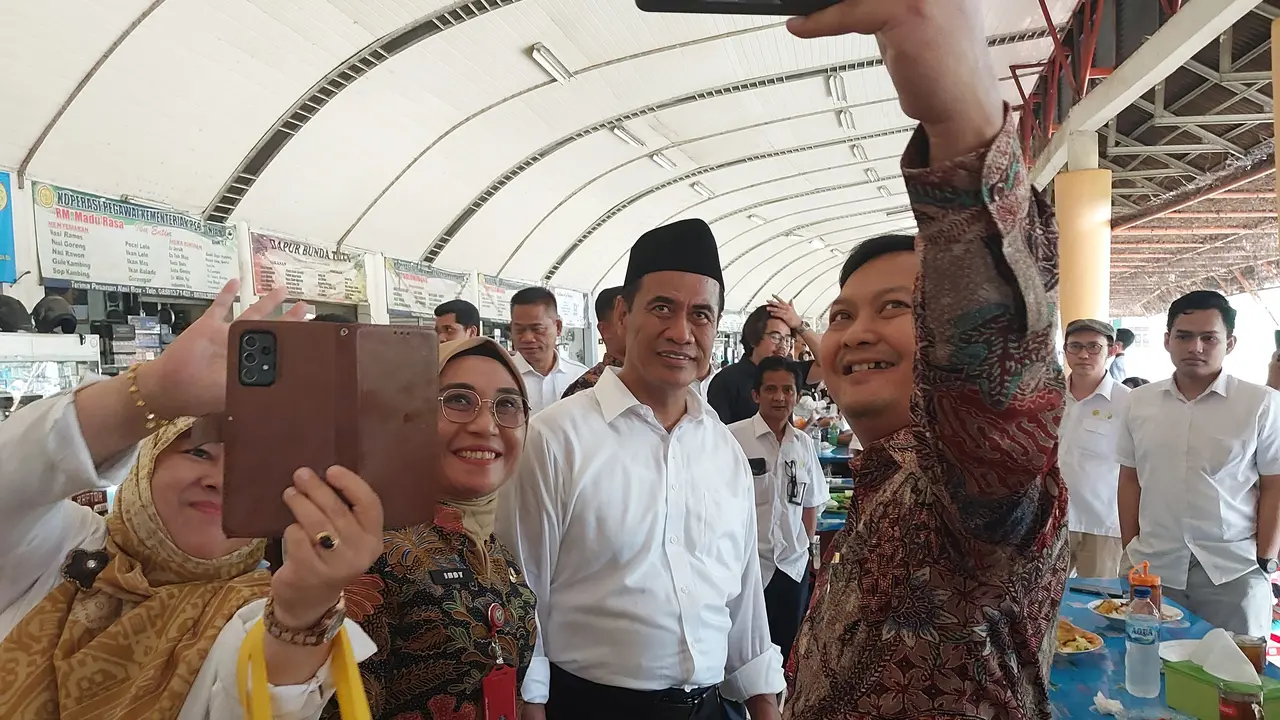 Usai dilantik oleh Presiden Joko Widodo (Jokowi) menjadi Menteri Pertanian pada Rabu pagi ini, Amran Sulaiman langsung meluncur ke Kantor Kementerian Pertanian (Kementan). Dia langsung disambut Wakil Menteri Pertanian Harvick Hasnul Qolbi.