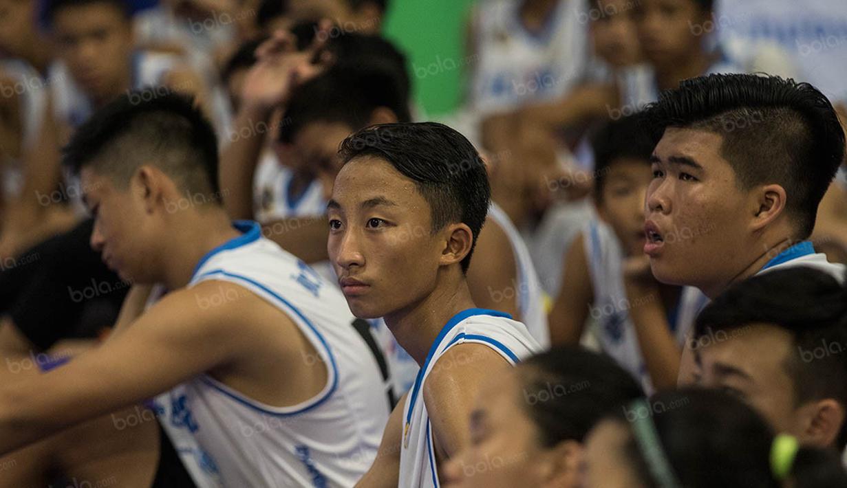 Pebasket yang masih berusia U-12 tampak seius mendengarkan pelatihan yang dilakukan pemain Charlotte Hornets, Marvin Williams. (Bola.com/Vitalis Yogi Trisna)