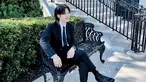 Untuk urusan pakaian atau busana, rapper di boygrup BTS ini memang kerap tampil casual dan simpel. Meski begitu, ia beberapa kali tampil di atas panggung dengan setelan jas formal yang membuat auranya terpancar. (Liputan6.com/IG/@agustd)