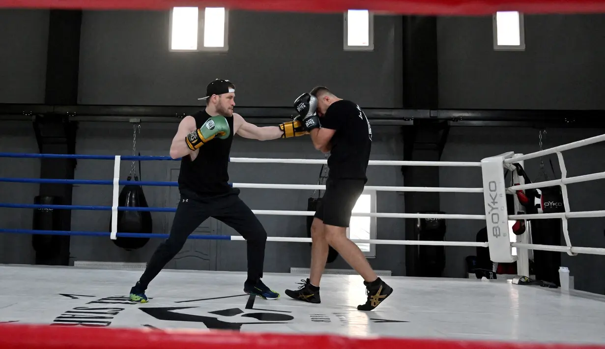 Petinju amatir berlatih di All Stars Boxing Club, Kiev, Ukraina, 10 Mei 2022. Suara hip hop bercampur dengan bunyi pukulan tinju saat sekelompok petinju melepaskan stres terpendam di tengah perang Ukraina. (Sergei SUPINSKY/AFP)