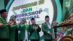 Ketua Umum PPP M. Romahurmuziy memukul gong didampingi jajarannya dalam pembukaan Rapat Pimpinan Nasional (Rapimnas) IV dan Workshop Nasional Anggota DPRD PPP di Jakarta, Selasa (26/2). (Liputan6.com/Faizal Fanani)
