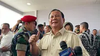 Menteri Pertahanan Prabowo Subianto mengacungkan 3 jempol saat ditanya soal Kepala Staf Angkatan Darat (KSAD) Jenderal Agus Subiyanto, calon tunggal Panglima TNI. (Merdeka/M Genantan S)