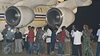 10 WNI yang dibebaskan oleh kelompok Abu Sayyaf di Filipina tiba di Bandara Halim Perdanakusuma, Jakarta, Minggu (1/5) malam. Mereka akan diperiksa terlebih dahulu kesehatannya sebelum dipulangkan ke rumah masing-masing. (Liputan6.com/Immanuel Antonius)