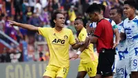 Pemain Persik Kediri, Faris Aditama, tampak memprotes keputusan wasit Ryan Nanda Saputra yang memimpin laga Persik kontra PSIS Semarang pada pekan ke-10 BRI Liga 1 2023/2024 di Stadion Brawijaya, Kota Kediri, Jumat (25/8/2023). (Bola.com/Gatot Sumitro)
