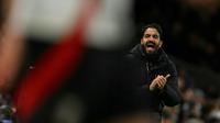Pelatih Manchester United, Ruben Amorim memberikan instruksi ke pemainnya pada laga lanjutan Liga Inggris 2024/2025 melawan Fulham di Craven Cottage, London, Senin (27/01/2025) dini hari WIB. (AFP/Glyn Kirk)