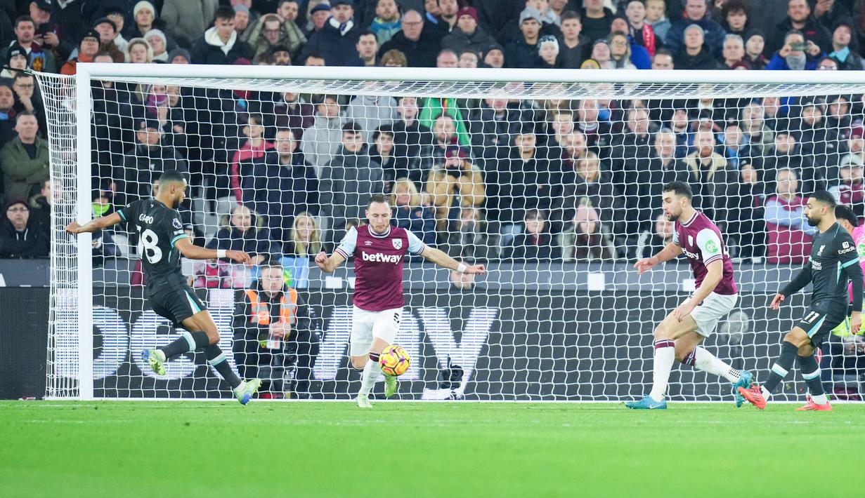 Luis Diaz, Cody Gakpo, dan Mohamed Salah mencetak gol untuk Liverpool di babak pertama. (AP Photo/Kirsty Wigglesworth)