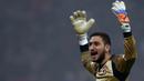 Rangkaian prestasi yang sudah dicapai oleh Gianluigi Donnarumma membuatnya menjadi incaran beberapa klub elite Eropa. Mulai dari Manchester City hingga Real Madrid sempat disebutkan ingin mendatangkan Donnarumma. (AFP/Marco Bertorello)