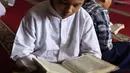 Seorang santri mengaji menggunakan Alquran di pondok pesantren kawasan Tangerang, Senin, (26/4/2021). Bulan Ramdhan banyak dimanfaatkan para santri tersebut untuk mematangkan hafalan Alquran hingga khatam. (Liputan6.com/Angga Yuniar)