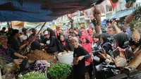 Istri Capres nomor urut tiga Ganjar Pranowo, Siti Atikoh blusukan ke Pasar Rau di Jalan Kyai H Abdul Latif, Kota Serang, Banten, Senin (11/12/2023). (Liputan6.com/ Winda Nelfira)