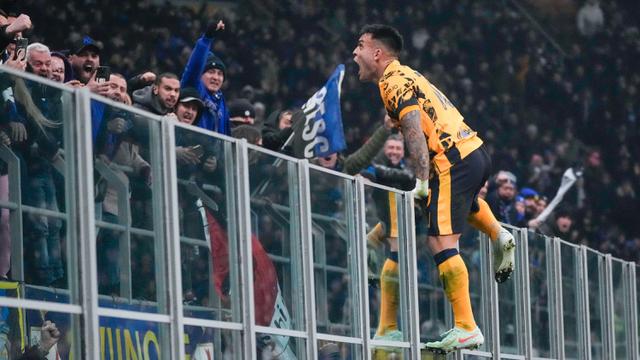 Foto: Selebrasi Panjat Pagar Ala Lautaro Martinez, Inter Milan Bertengger di Puncak Klasemen Liga Italia