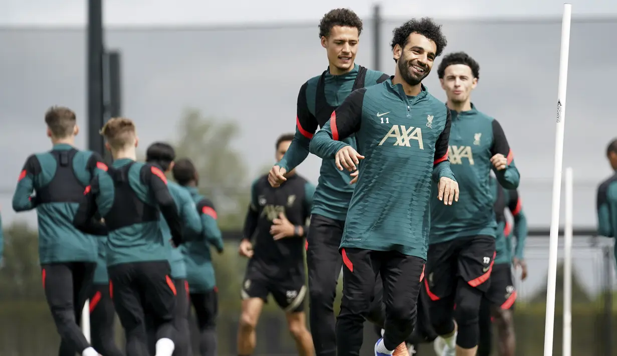 <p>Penyerang Liverpool, Mohamed Salah (kanan depan) dan rekan setimnya melakukan pemanasan selama hari media dan sesi latihan di pusat pelatihan di Liverpool, Inggris, Rabu (25/6/2022). Liverpool mengusung misi balas dendam saat menghadapi Real Madrid di final Liga Champions di Parc des Princes, Paris pada Minggu, 29 Mei 2022 dini hari WIB. (AP Photo/Jon Super)</p>