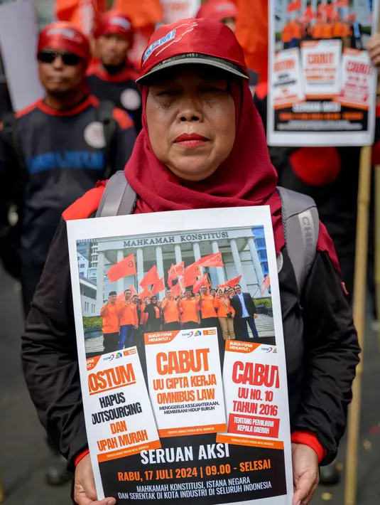 Para buruh juga menyuarakan penghapusan sistem kerja Outsourcing, upah murah, dan Pemutusan Hubungan Kerja (PHK). (BAY ISMOYO/AFP)