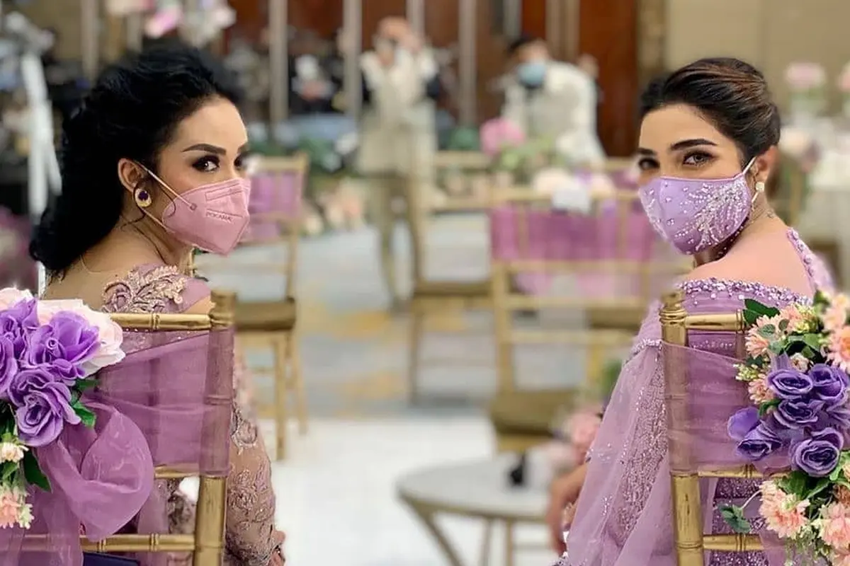 6 Potret Kedekatan Ashanty dan Krisdayanti di Acara Lamaran Aurel Hermansyah