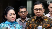 Ketua GMPG Ahmad Doli Kurnia bersama Wakil Ketua Dewan Pakar Partai Golkar, Siti Hediati Hariyadi memberi keterangan usai pertemuan di Jakarta, Jumat (11/8). Keduanya meminta Setya Novanto mundur dari jabatan. (Liputan6.com/Helmi Fithriansyah)