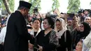 Presiden ke-6 RI Susilo Bambang Yudhoyono bersalaman dengan Presiden ke-5 RI Megawati Soekarnoputri usai prosesi pemakaman Ani Yudhoyono di TMP Kalibata, Jakarta, Minggu (2/6/2019). SBY mengucapkan terima kasih kepada Megawati yang menghadiri prosesi pemakaman Ani Yudhoyono. (Liputan6.com/HO/Rangga)