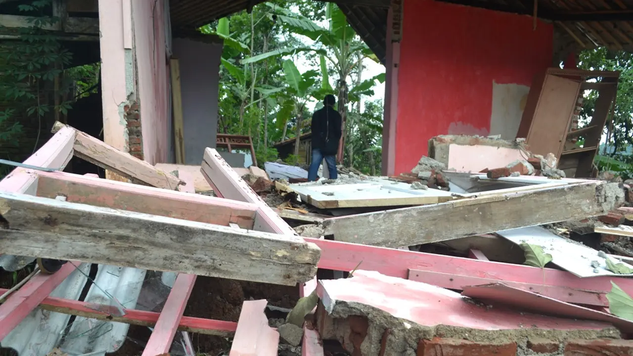 24 Rumah ambruk dan rusak berat akibat gerakan tanah di Dusun Jatiluhur Kecamatan Majenang, Cilacap, yang terjadi terus menerus sejak akhir 2016 hingga 2017 ini. (Foto: Liputan6.com/Muhamad Ridlo)