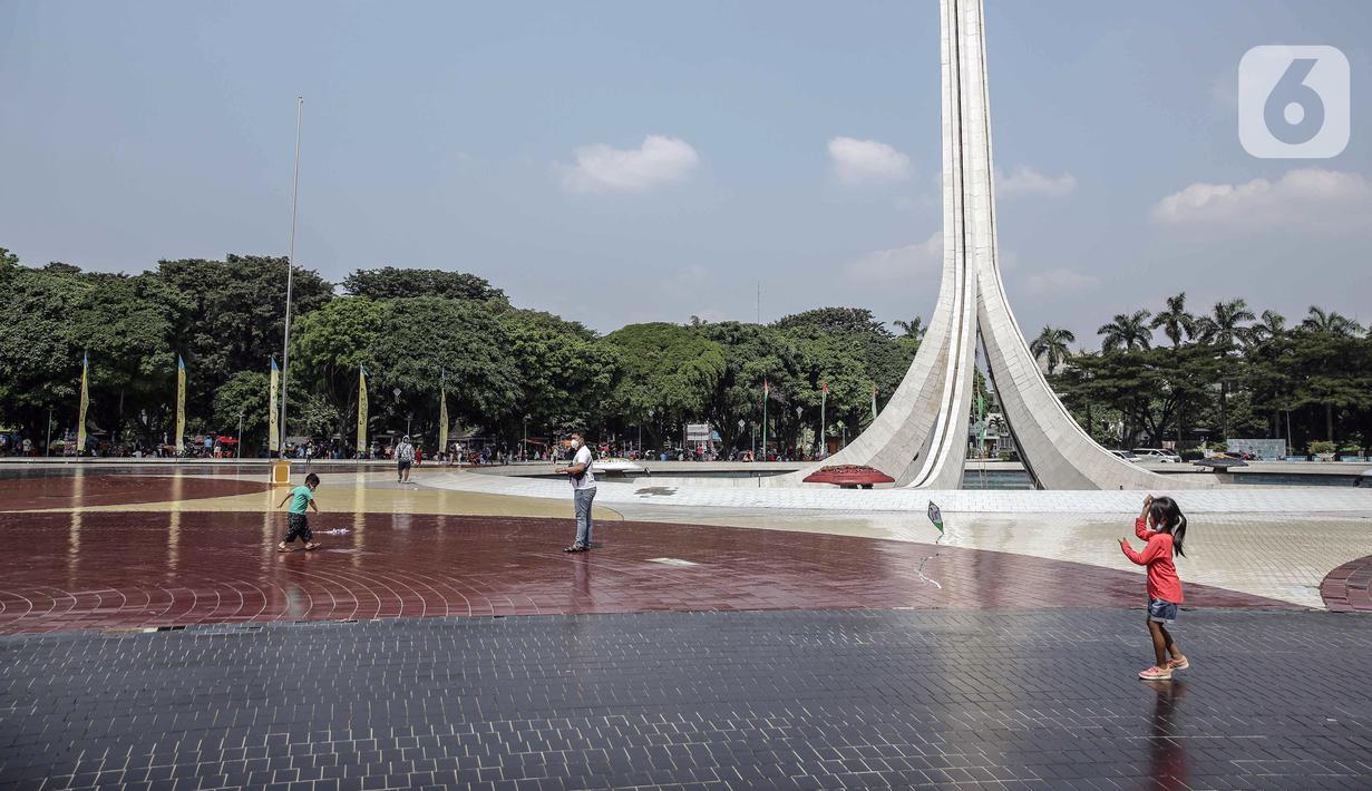 Anak-anak bermain saat berwisata di Taman Mini Indonesia Indah (TMII), Jakarta, Sabtu (15/5/2021). Jumlah pengunjung dibatasi hanya 30 persen dari kapasitas normal dan hanya warga beridentitas DKI Jakarta yang boleh masuk. (Liputan6.com/Faizal Fanani)