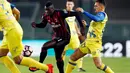 Penyerang Milan, M'Baye Niang duel dengan pemain Chievo, Fabrizio pada pertandingan Chievo Verona melawan AC Milan di stadion Marc Antonio Bentegodi, Verona, Italia (16/10). AC Milan berhasil menang 1-3 atas Chievo Verona. (Reuters/ Alessandro Garofalo)