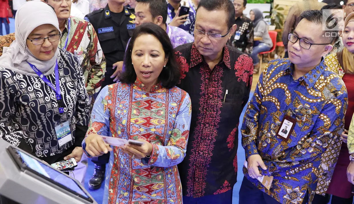 Menteri BUMN Rini Sumarno  mengunjungi salah satu stand pada acara KAI Travel Fair 2017 di JCC, Senayan, Jakarta, Sabtu (29/7). Berbagai tiket kereta api segala jurusan dengan harga jauh lebih murah ditawarkan di acara tersebut (Liputan6.com/Angga Yuniar)