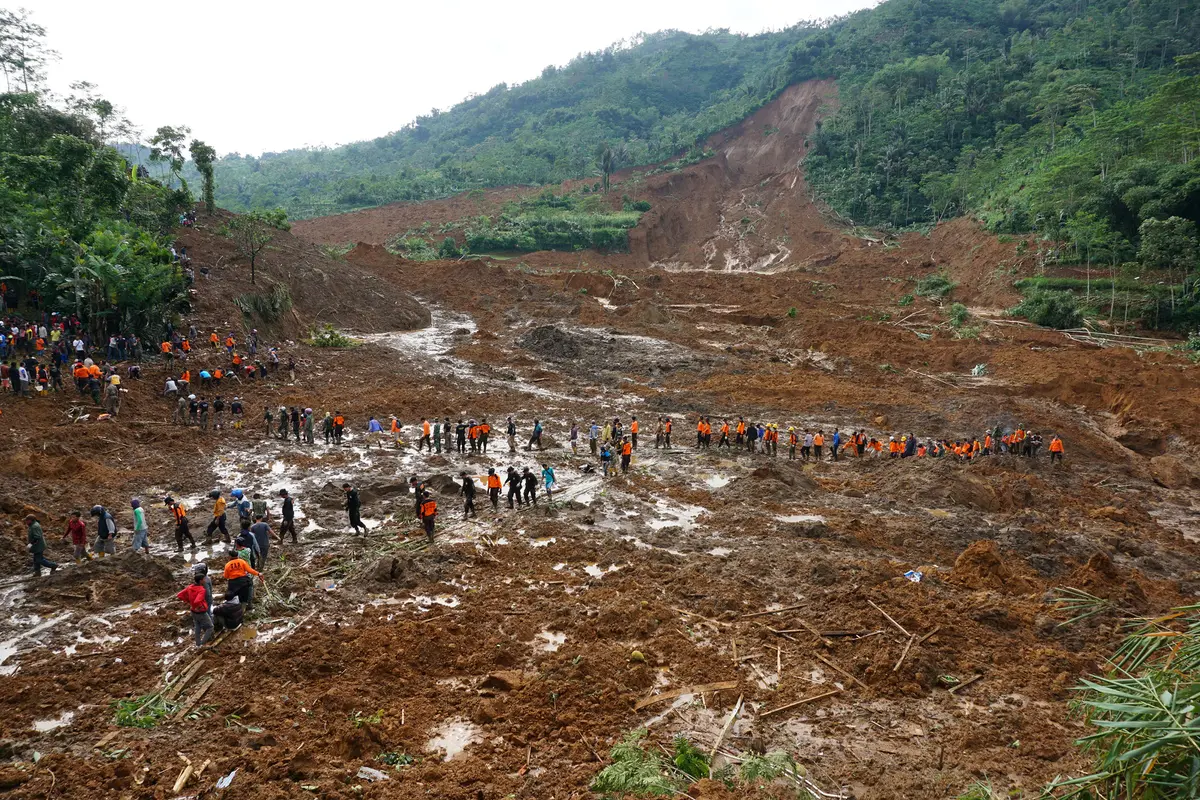 Proses Evakuasi Korban Longsor Banjarnegara