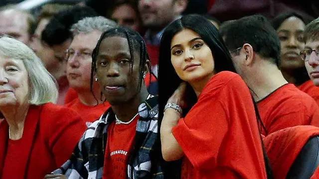 [Bintang] Kylie Jenner - Travis Scott