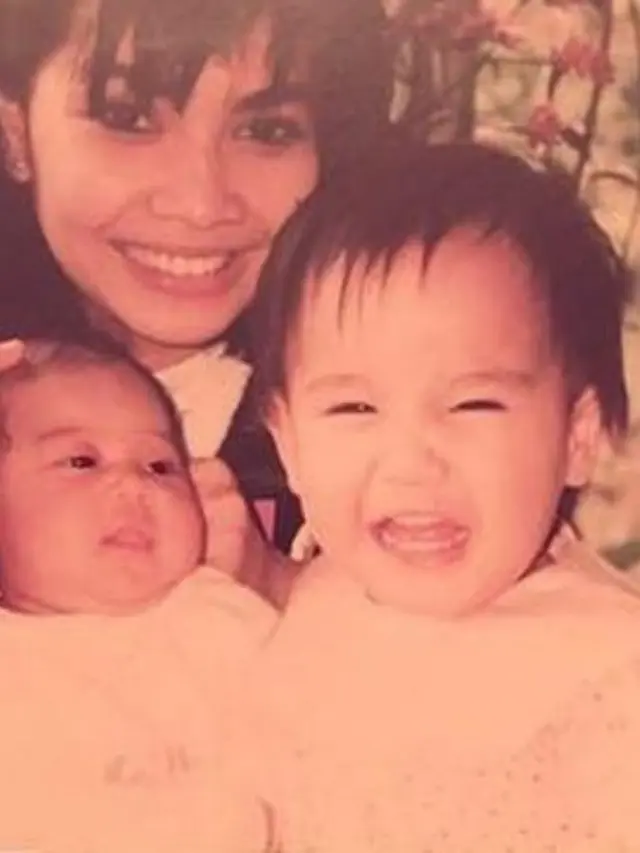 6 Foto Lawas Rieta Amilia Saat Asuh Nagita Slavina Kecil, Ibu Siap Siaga
