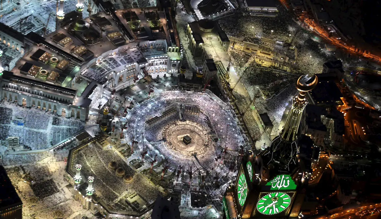 Pandangan udara menunjukkan ribuan umat Muslim memadati Kakbah yang terletak di Masjidil Haram pada malam Lailatul Qadar di kota Mekkah, 14 Juli 2015. (REUTERS/Ali Al Qarni)